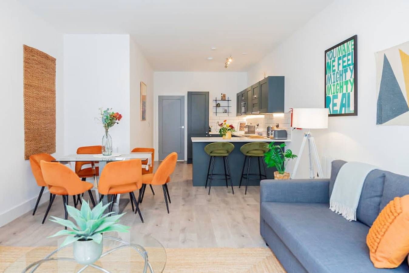 Entire apartment, Modern   Luxurious Retreat in Acton w  Great Links in Ealing, London