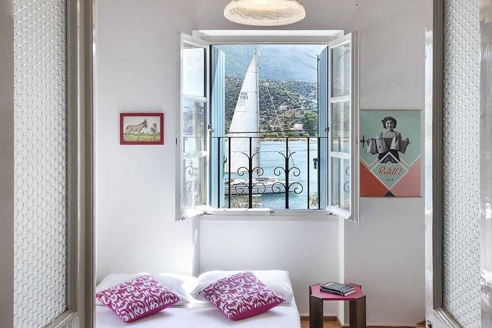 Ganze Wohnung, Waterfront house with private garden in Poros Stadt, Poros