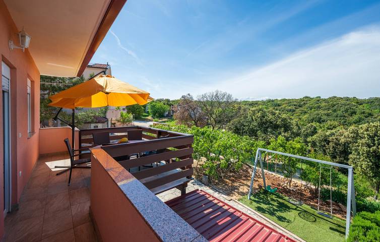Ganze Ferienwohnung, Charmantes Apartment mit Terrasse, WLAN und Parkplatz – 1,5 km vom Strand entfernt in Marčana, Südküste Istrien