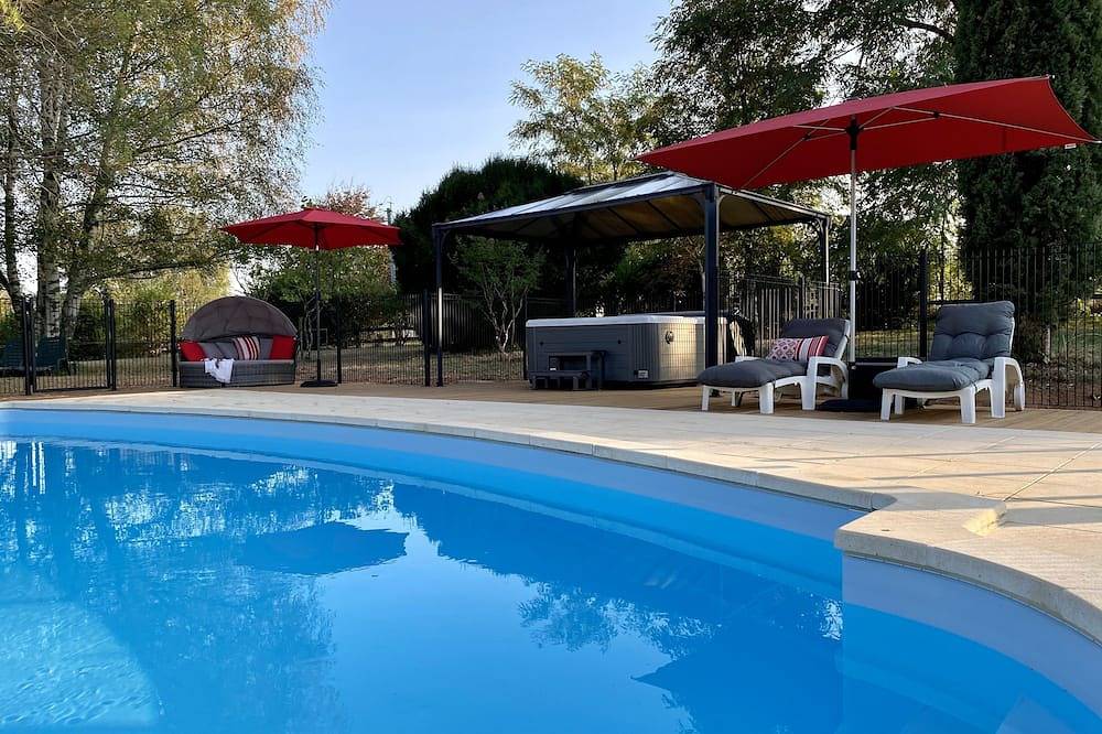 Grande maison, piscine chauffée, jacuzzi et un immense parc. in La Douze, Périgord Blanc
