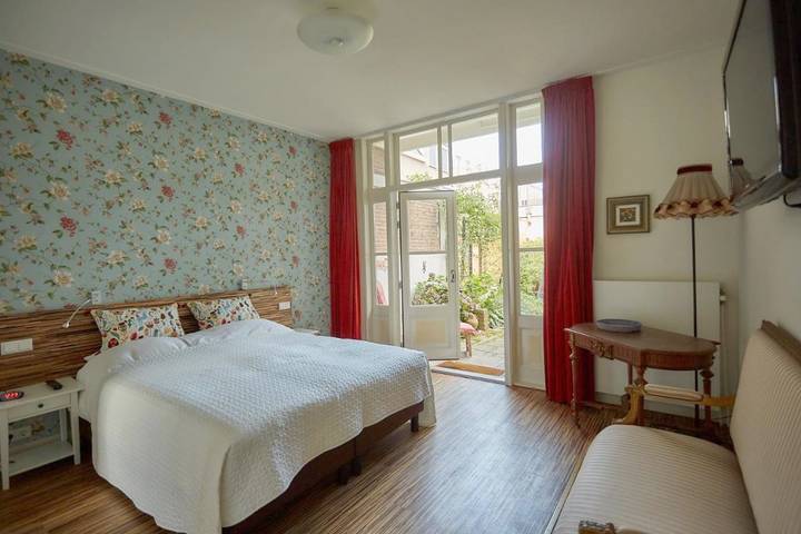B&b voor 2 personen, with Terras and Tuin as well as Uitzicht in Utrecht