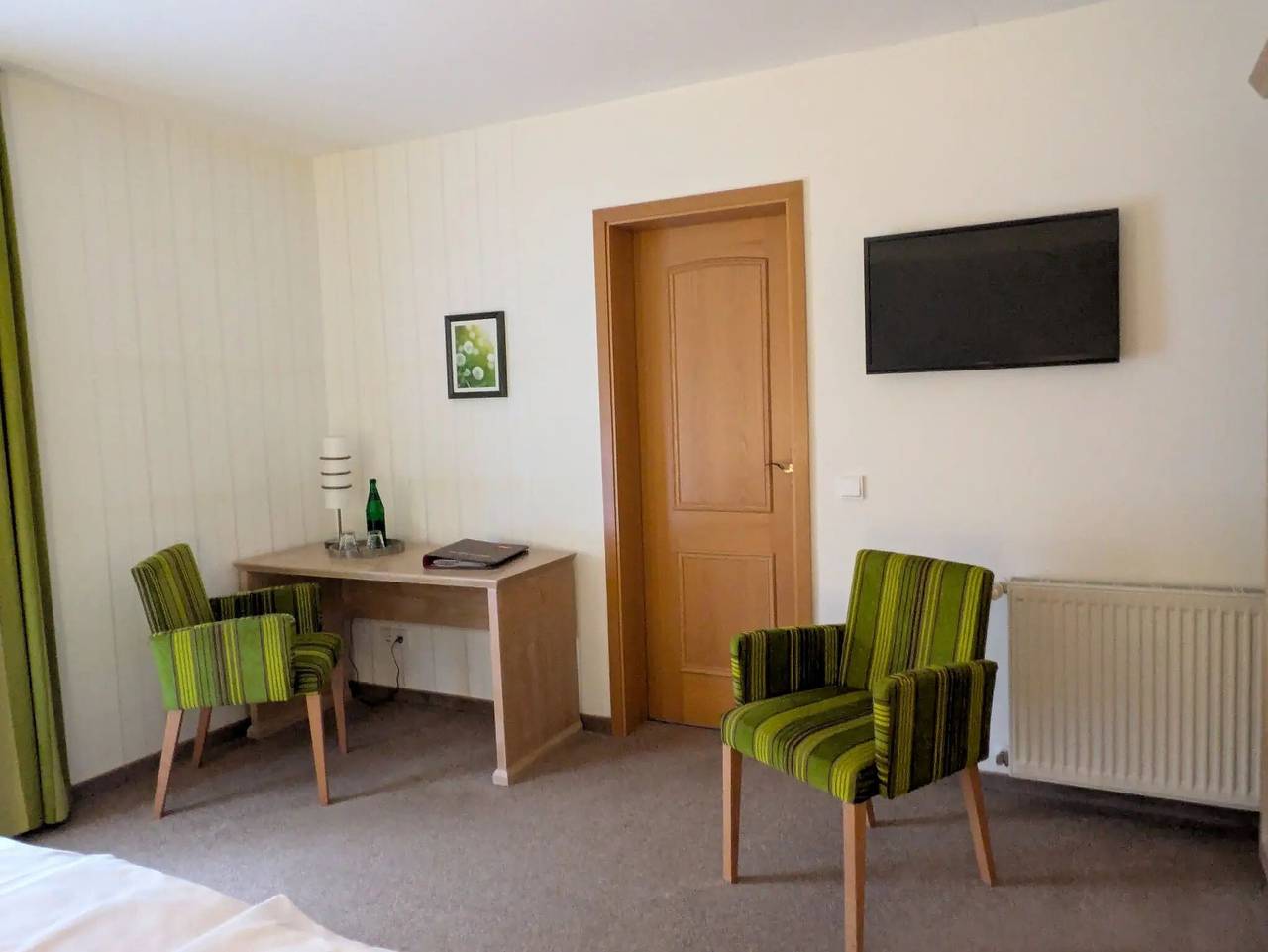 Komfort-Doppelzimmer Typ D mit Balkon, Bergblick und Gemeinschaftsterrasse in Medebach, die Mittelgebirge