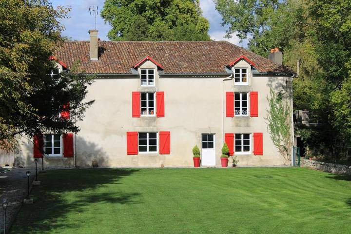 Chambre d’hôte pour 3 personnes, avec terrasse ainsi que jardin et piscine