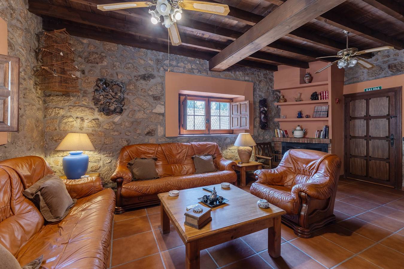 Country House 'Finca La Lobera' with Pool, Mountain Views, Wi-Fi & A/C in Candeleda, Valle del Tiétar