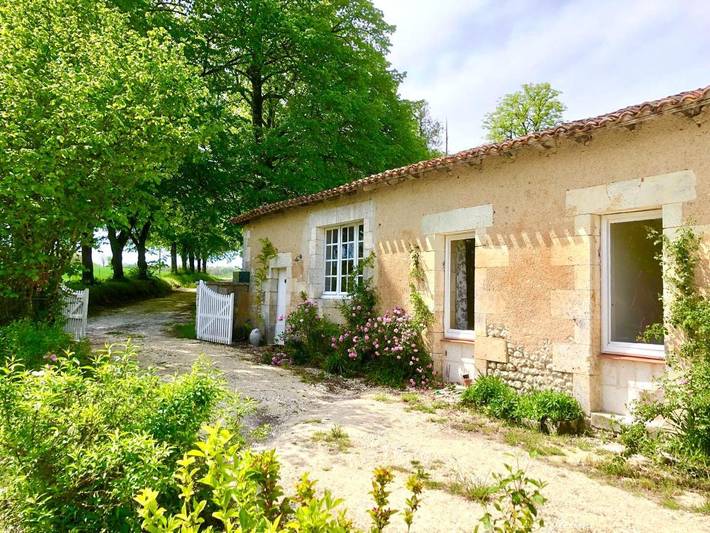 Gîte pour 6 personnes, avec vue ainsi que piscine et jardin à Montboyer