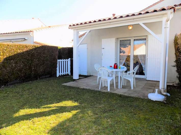 Location de vacances pour 4 personnes, avec terrasse ainsi que vue et piscine dans Courlay Sur Mer