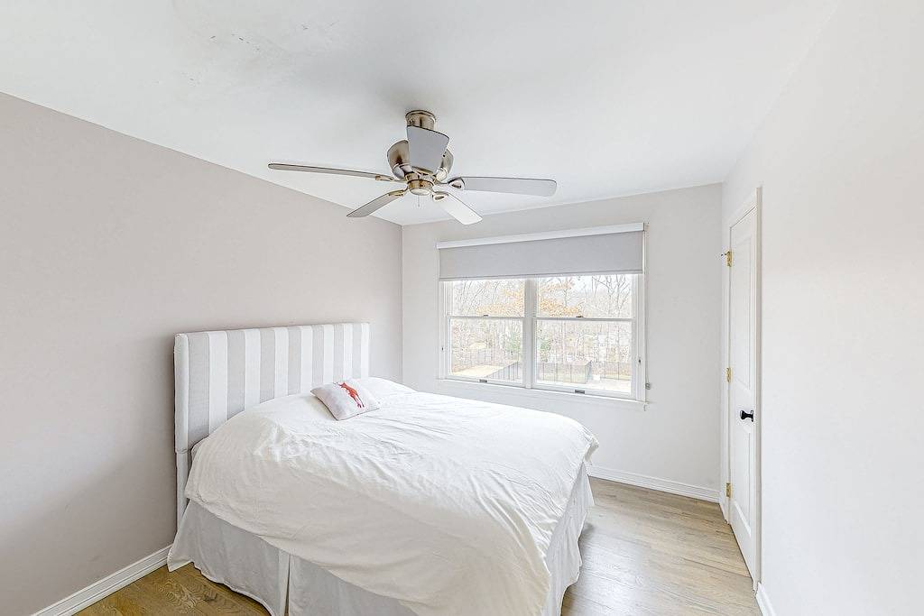 Dog-friendly Hamptons home with private pool, Ac, & private W/D - near lake in Hampton Bays, Hamptons