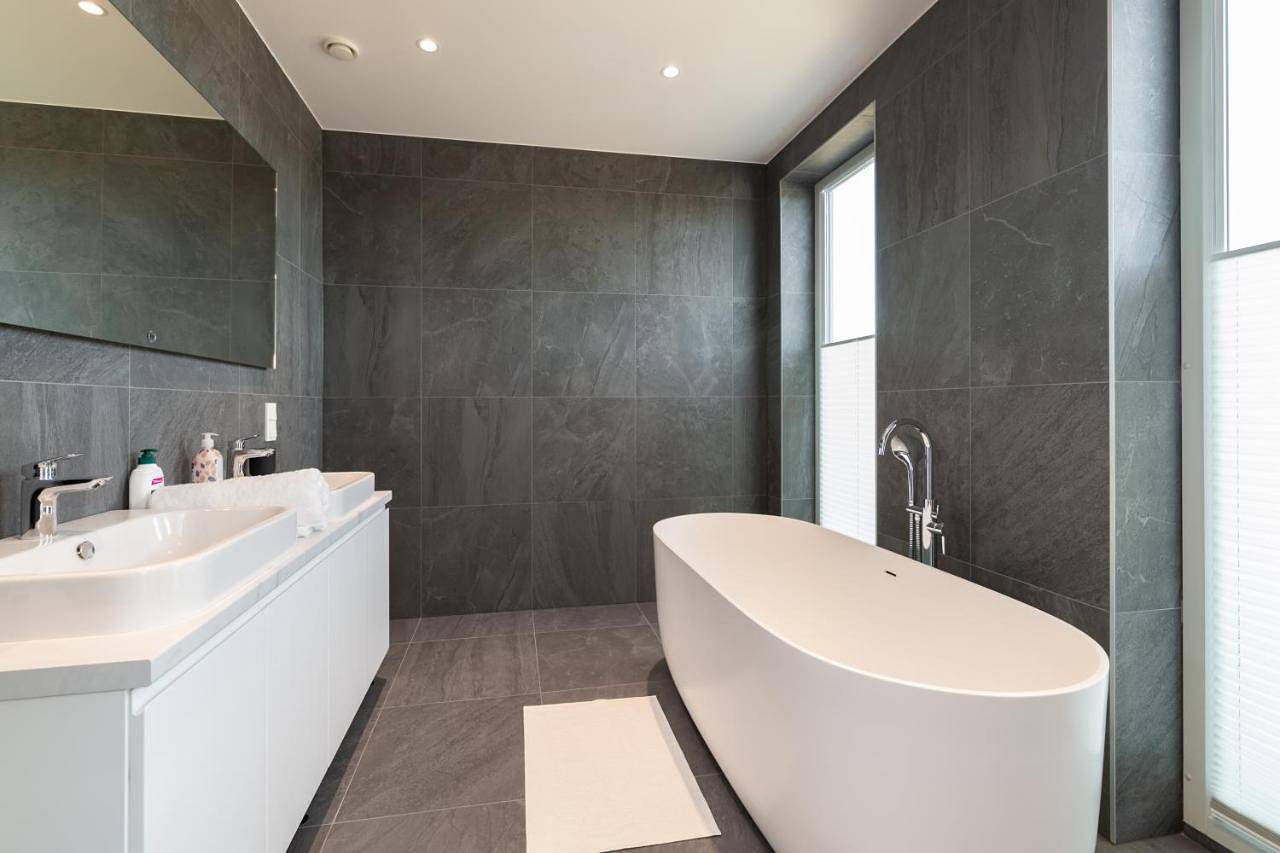 Apartamento entero, 4bdr Modern and Stylish Apartment near Kadriorg with Free Parking in Kesklinna linnaosa, Tallin