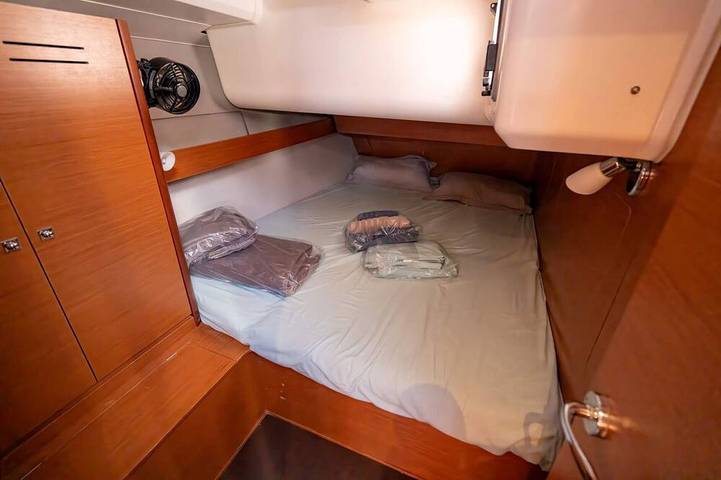 Péniche pour 8 personnes dans Port Pin Rolland - 4