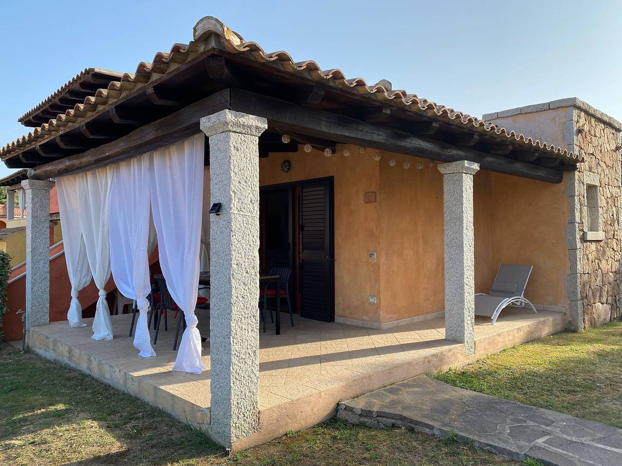 Villa 'Luna Con Piscina Condivisa' with Mountain View, Wi-Fi and Air Conditioning in Straulas, San Teodoro