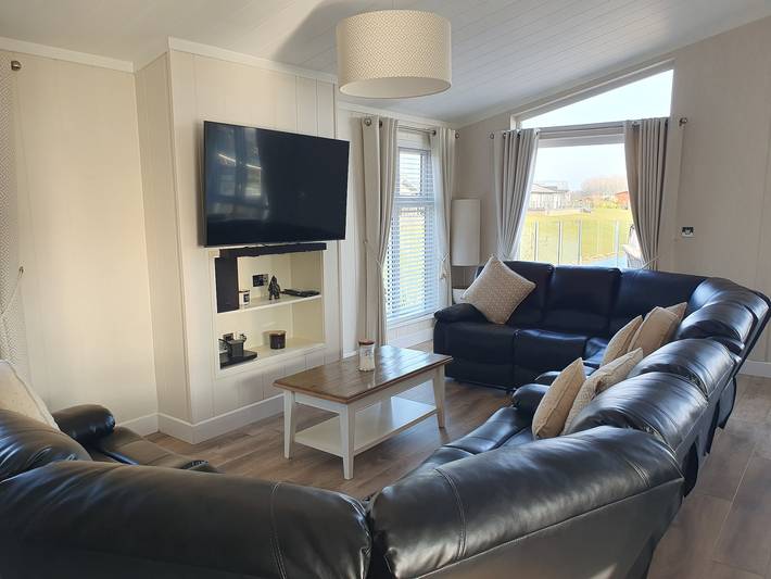 2-Bed Lodge, Sleeps 5 w/ Hot Tub & Lake View in Routh, Yorkshire del Este