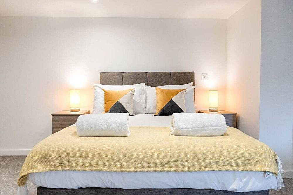 Entire apartment, Contractor Base • Kitchen • Parking Included in Swansea, Swansea region