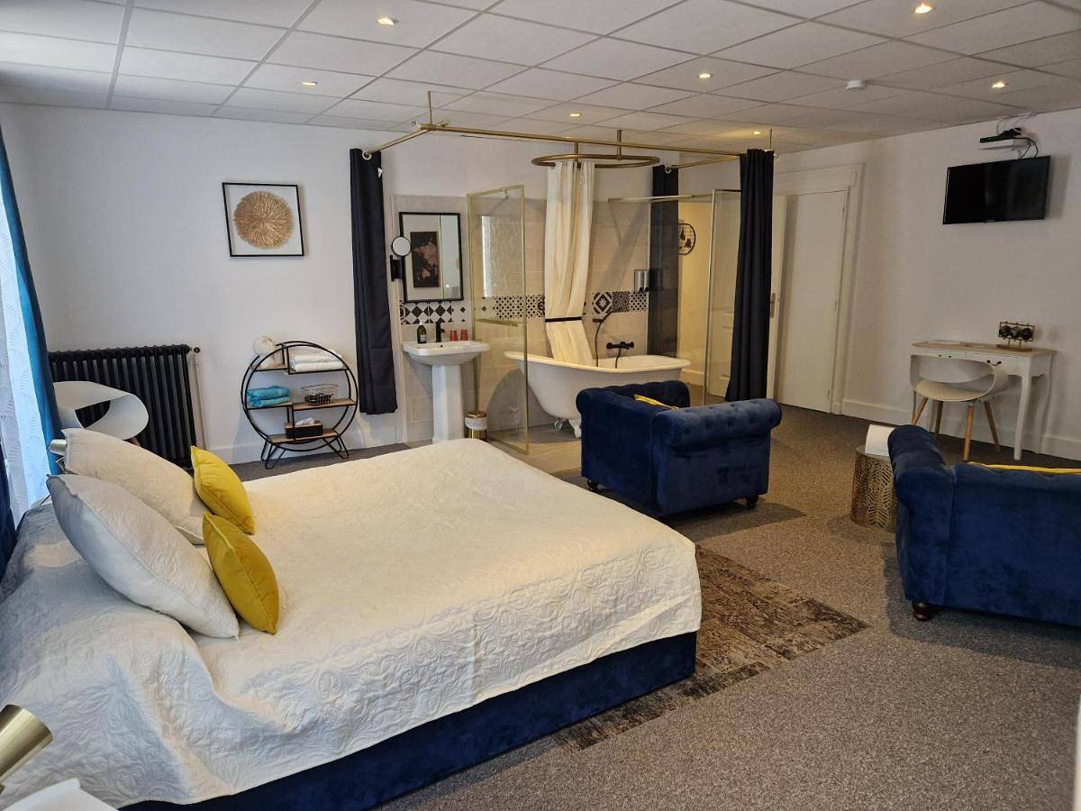 Large Double Room in Cluny, Région de Mâcon
