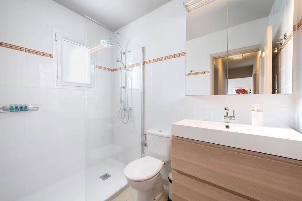Luxurious B2 in a small complex with communal heated pool 100m from the sea in Charco del Palo, Haría
