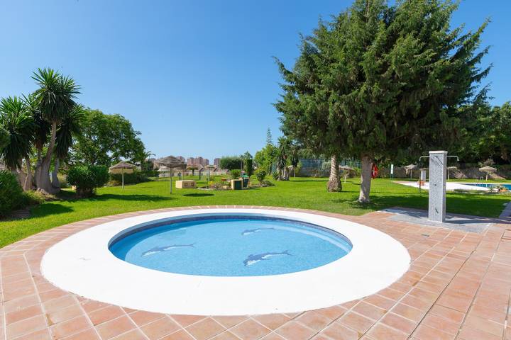 Entire studio, Studio Apartment 'Torremolinos' with Shared Pool, Shared Garden & Wi-Fi in La Colina Torremolinos, Torremolinos