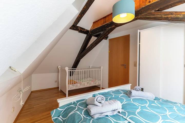 Ganze Wohnung, Stilvolle Dachwohnung am Schlosspark in Wiesbaden, Südhessen