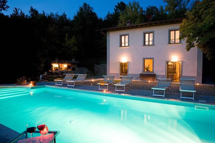 Villa per 10 persone, con giardino e piscina nonché panorama, con animali domestici in Poppi