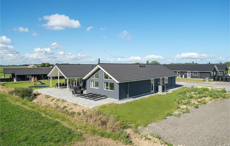 Ferienhaus für 18 Personen, mit Terrasse und Whirlpool sowie Sauna auf Møn