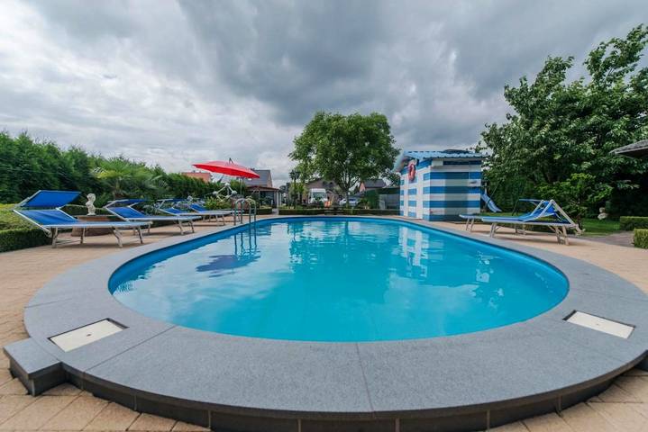 Chambre d’hôte pour 16 personnes, avec Terrasse ainsi que Jardin et Piscine en Belgique