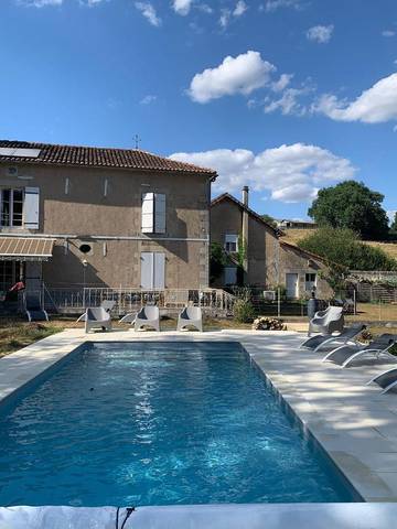 Location de vacances pour 2 personnes, avec vue ainsi que jardin et piscine à Le Vigeant