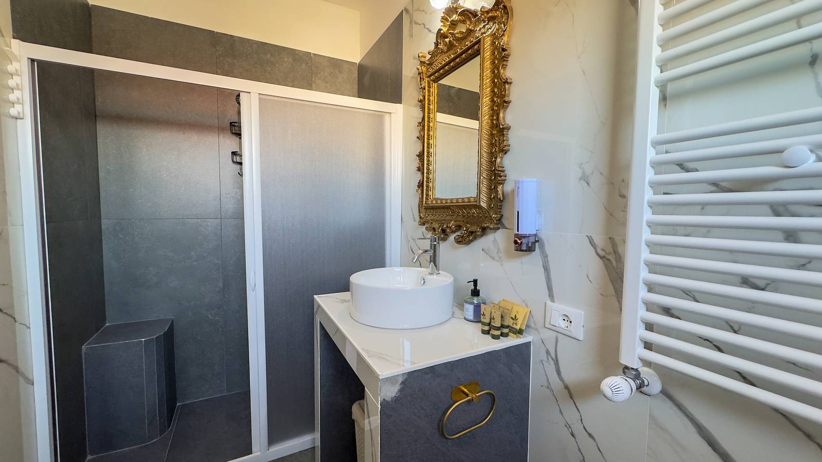 B&B Antenna 2 - Camera Firenze by Ca-Sa Check in Chioggia, Venice Province