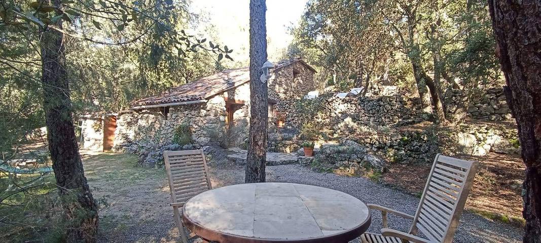 Location de vacances pour 4 personnes, avec jardin à Sillans-la-Cascade