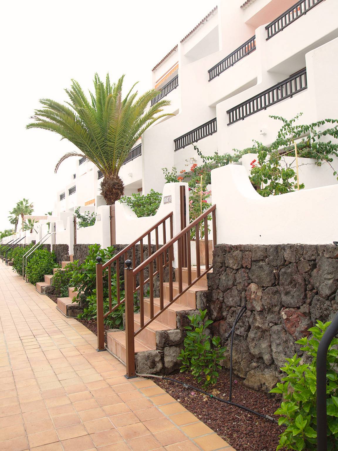 2 min Walk to Beach - Private Solarium Bungalow in Playa de las Américas, Arona