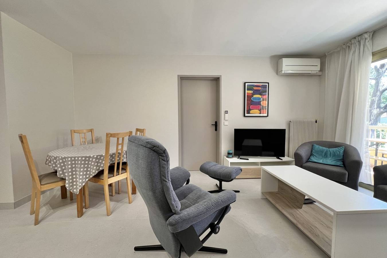 Appartement entier, Appartement avec piscine proche de la mer in Antibes, Côte méditerranéenne (France)