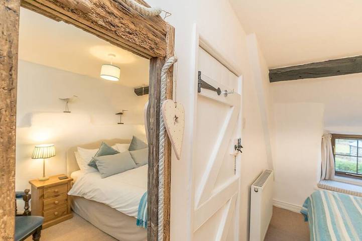 17th Century Holiday cottage with hot tub and sea views in Dyffryn Ardudwy Snowdonia | Y-Felin in Dyffryn Ardudwy, Snowdonia