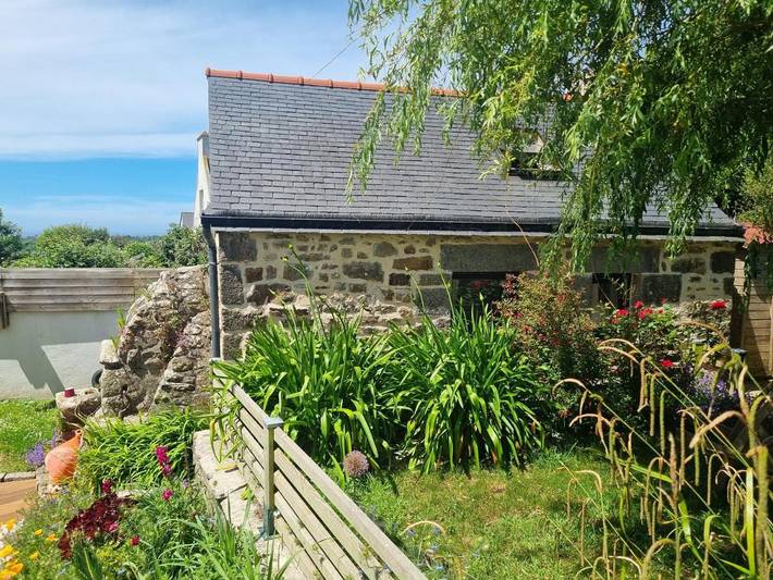 Location de vacances pour 2 personnes, avec jardin ainsi que vue et terrasse à Brélès