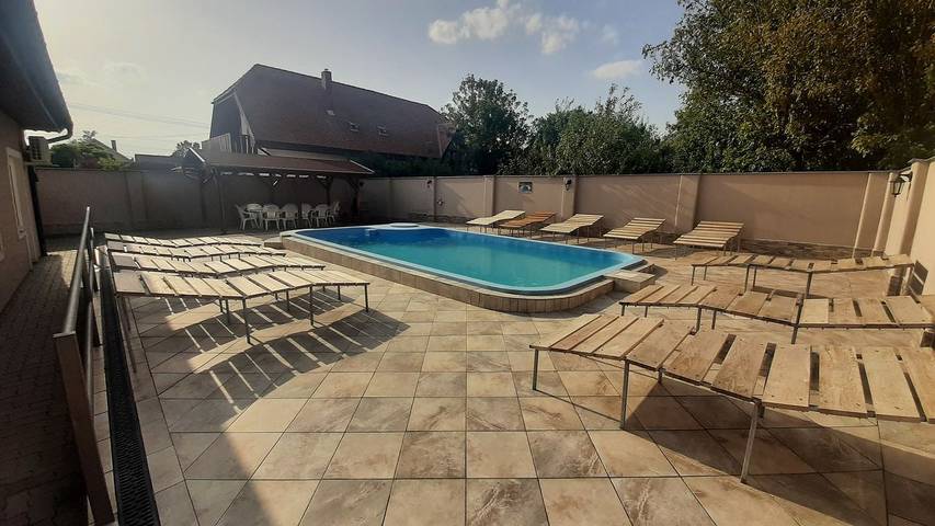 Ferienwohnung für 6 Personen, mit Garten und Pool in Balatonlelle