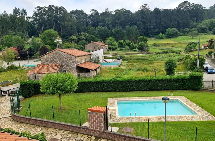 Apartamento entero, Apartamento 'Fabuloso' con vistas a la montaña, piscina compartida y Wi-Fi in Castañeda, Costa de Cantabria