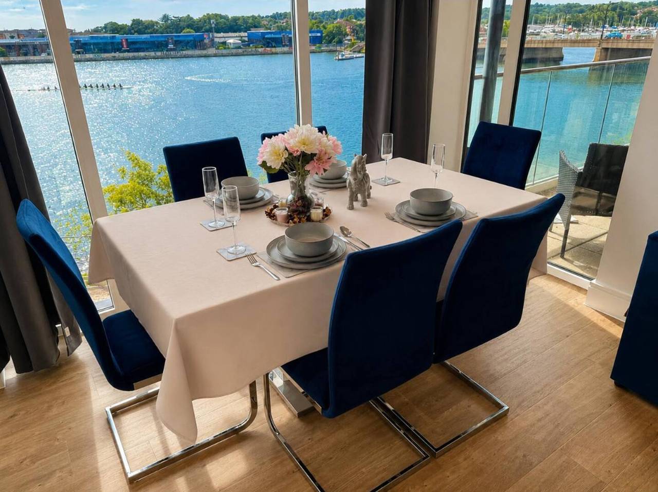 Entire holiday apartment, Southampton 2-Bed Apartment, Sleeps 4 with Balcony in Southampton, South East England