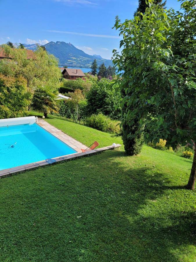 Villa pour 8 personnes, avec vue sur le lac et piscine ainsi que jardin et vue à Veyrier-du-Lac