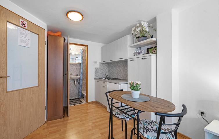 Ganze Ferienwohnung, Gemütliche Ferienwohnung mit Terrasse, Küche und Zugang zum Strand – 1000 m entfernt in Vodice, Šibenik-Knin
