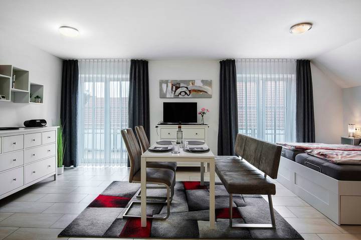 Ganzes Studio, Einzimmerapartment 'Mia' mit Bergblick, Balkon und Wlan in Ihrlerstein, Ostbayern