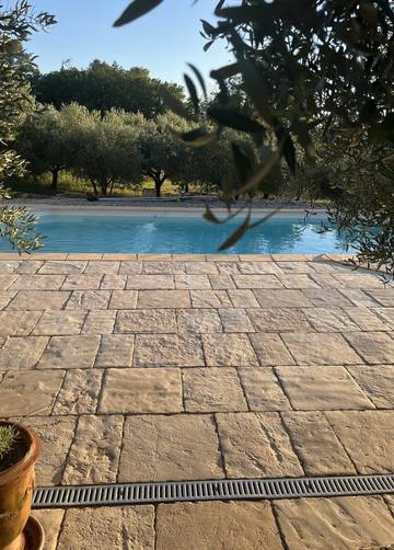 Gîte pour 2 personnes, avec terrasse ainsi que piscine et jardin dans le Gard