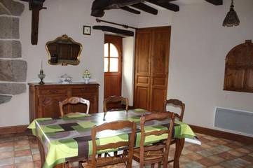 Location de vacances pour 4 personnes, avec vue et jardin à Baguer-Pican