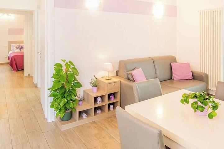 Entire apartment, Millyholidays•It Lillà Vacation Rental - Downtown - Nearby Beach - Private Garden - Spa Pool in Bardolino, Garda Mountains