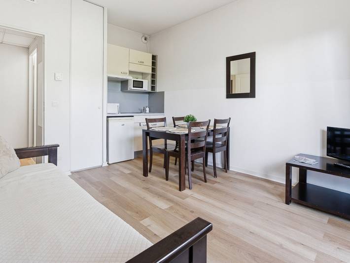 Ganze Wohnung, Gemütliche Ferienwohnung mit Pool und Balkon, 700 m vom Stadtzentrum von Grasse entfernt in Grasse, Mittelmeerküste (Frankreich)