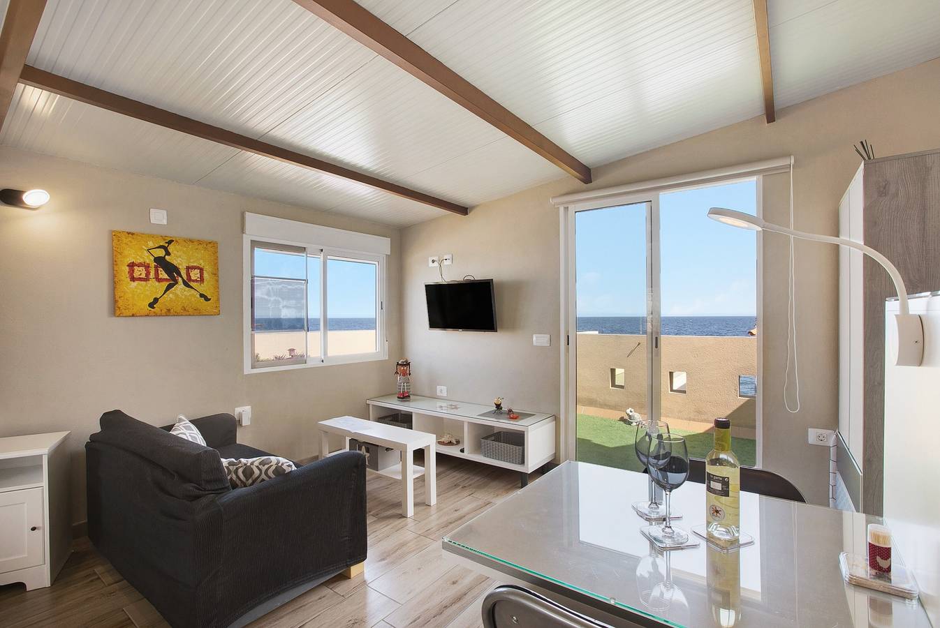 Apartamento entero, Apartamento de vacaciones 'Estudio Calima' con vistas al mar, terraza privada y Wi-Fi in Arico, Tenerife Sur