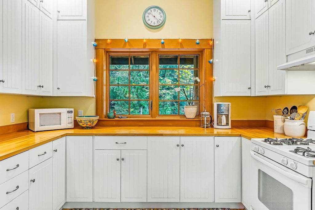 Schöne Orcas Island Craftsman-Stil zu Hause mit Blick auf gefiltertes Wasser in Orcas Island