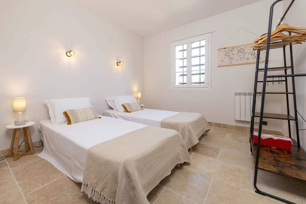 Villa climatisée à Maillane, Alpilles, piscine chauffée, ping-pong, pétanque, billard,... in Maillane, Région d'Arles