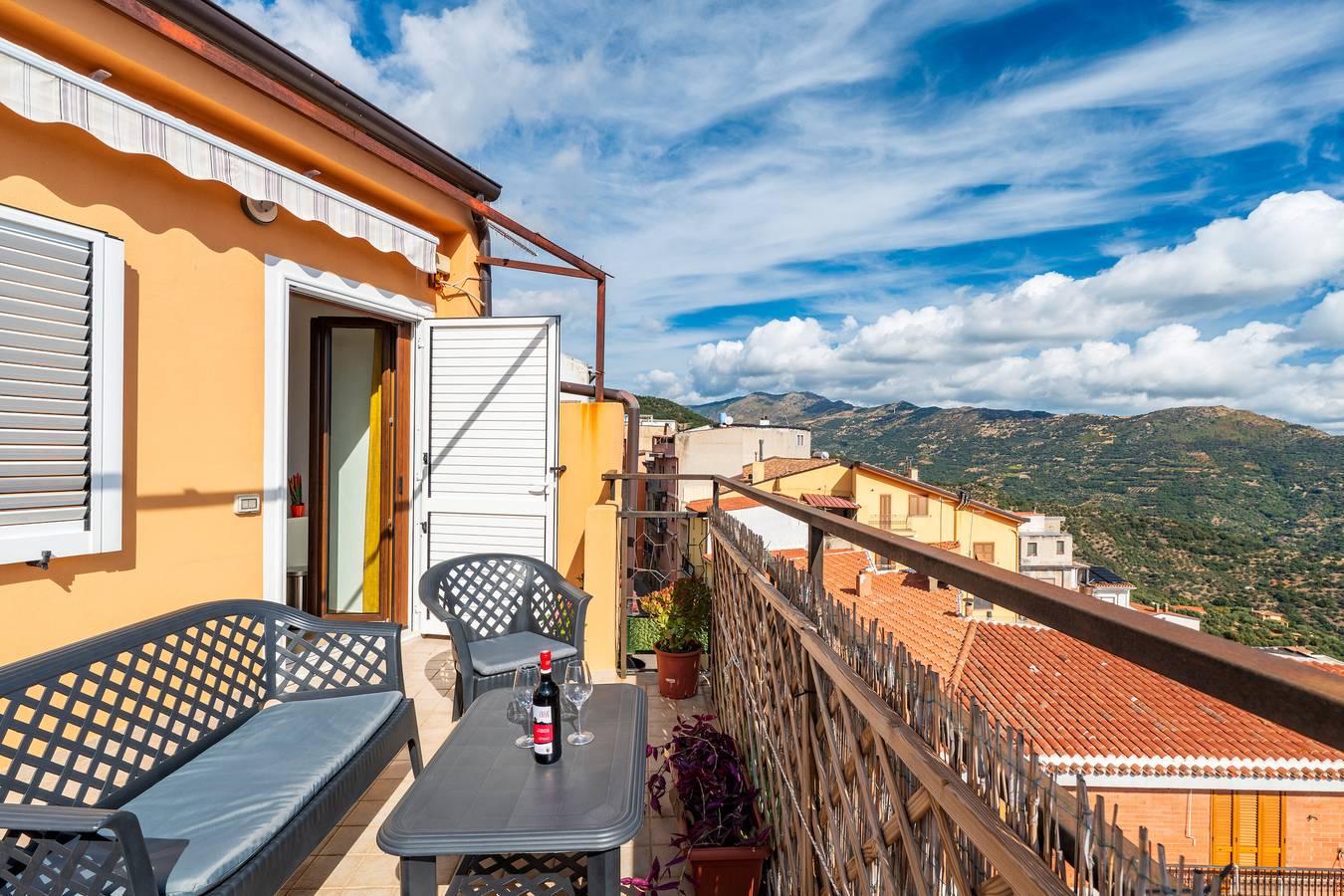 Chambre double avec salle de bain privée et terrasse panoramique in Jerzu, Barbagia