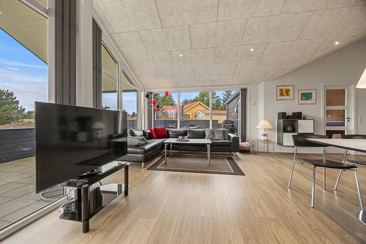 Well-maintained activity house with fireplace, sauna and whirlpool in Blavand, Región de Varde