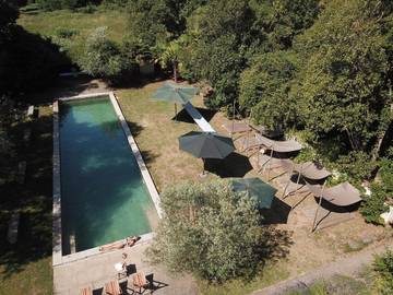 Cottage pour 2 personnes, avec piscine ainsi que vue et jardin à Uzer