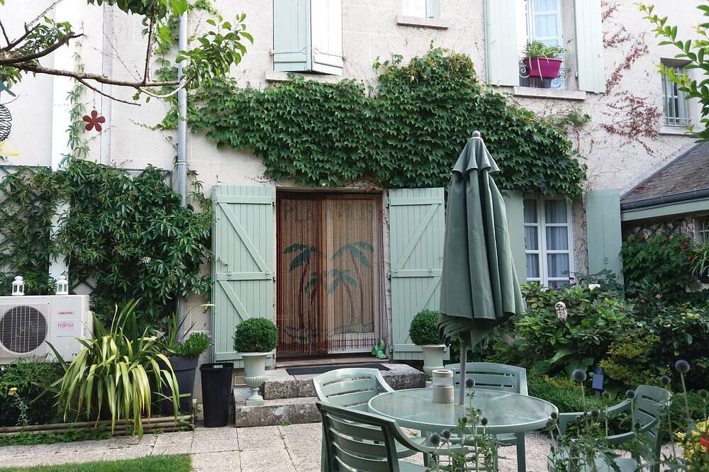 Guest Rooms 'Myosotis 3p' with Shared Garden and Wi-Fi in Saint-Aignan, Romorantin-Lanthenay region