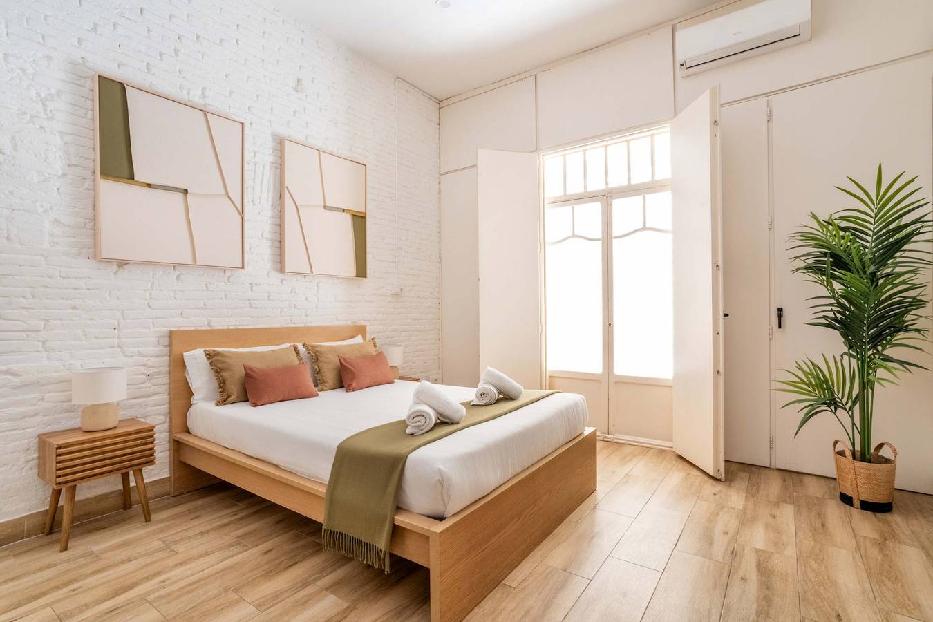 Apartamento inteiro, 12 guests Private garden Duplex next to Lasramblas in Centro Barcelona, Barcelona