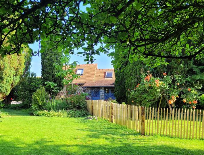 Gîte Belle: piscina compartida, terraza común y Wi-Fi in Saint-Denis-de-Villenette, Parc naturel régional Normandie-Maine