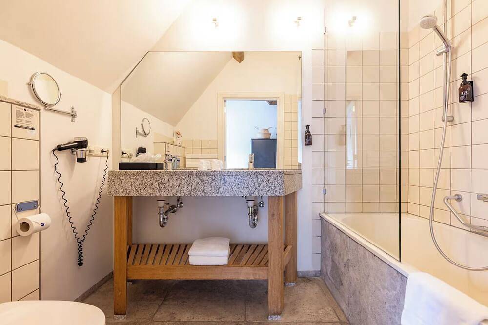 Simple Countryside Stay with Bike Access! Free Paking and Onsite Dining! in Baarlo, Limburg (Niederlande)